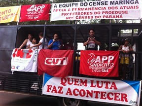 Professores e funcionários da área da educação protestam em Maringá